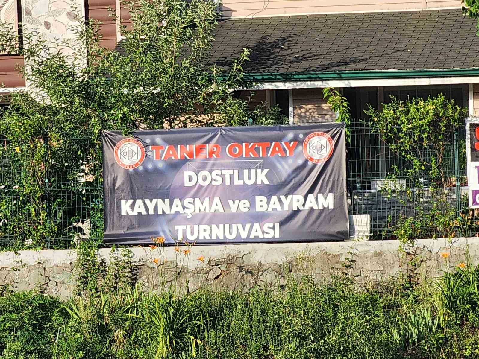 Şampiyonluğu ödül olan koyunla birlikte kutladılar
