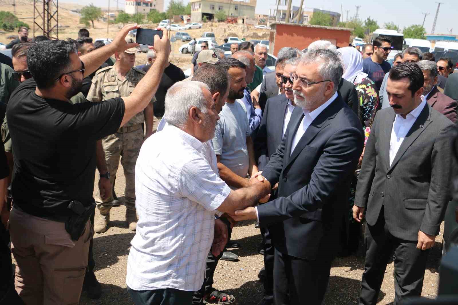 Bakan Işıkhan: “Olayın ilk çıktığı andan itibaren kıymetli valim de ifade etti. Devletin tüm kurumlarıyla birlikte yangına müdahale edilmeye çalışıldı”
