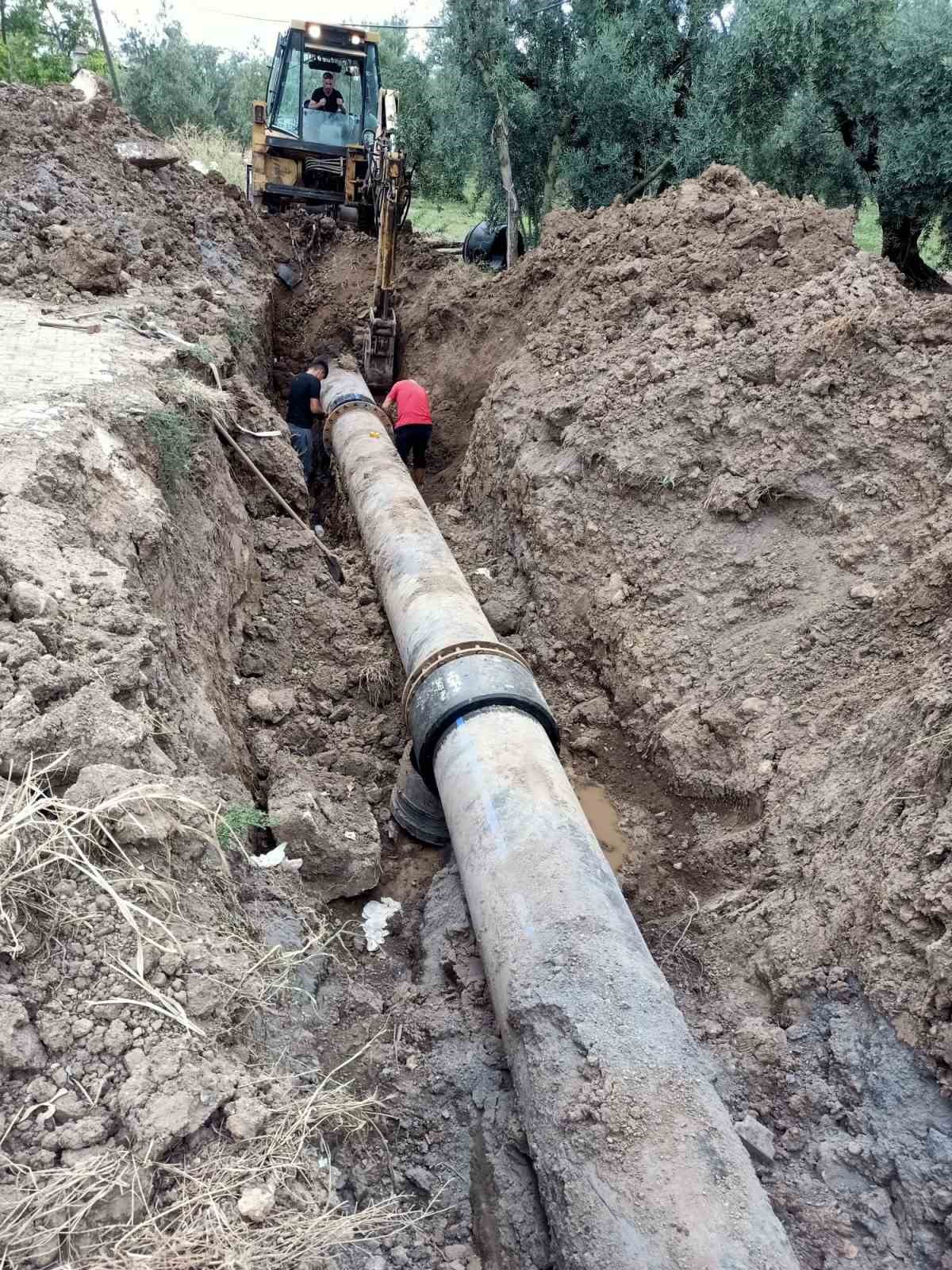 Boruların patlaması, çiftçiyi susuz bıraktı
