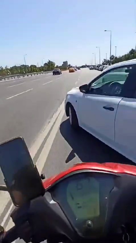 Zeytinburnu’nda motosikletli, parktan çıkan otomobile çarptı: Kaza anı kask kamerasında
