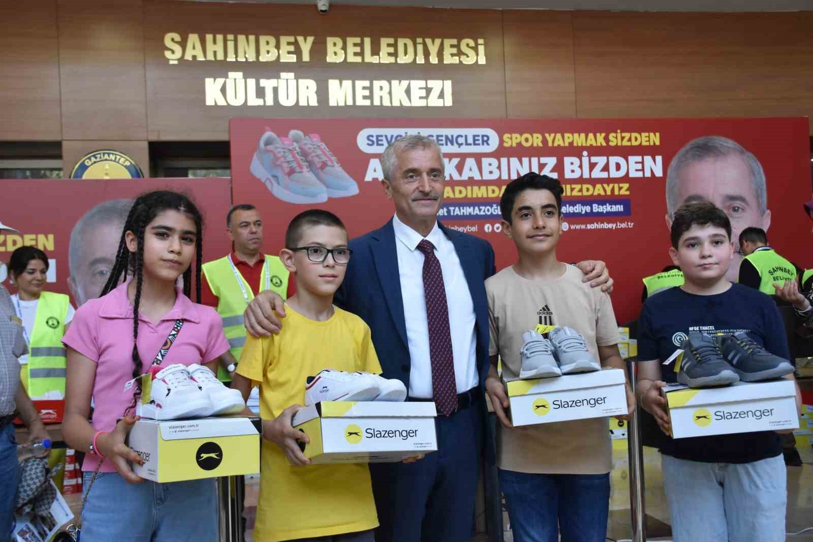 Şahinbey’den öğrencilere karne hediyesi
