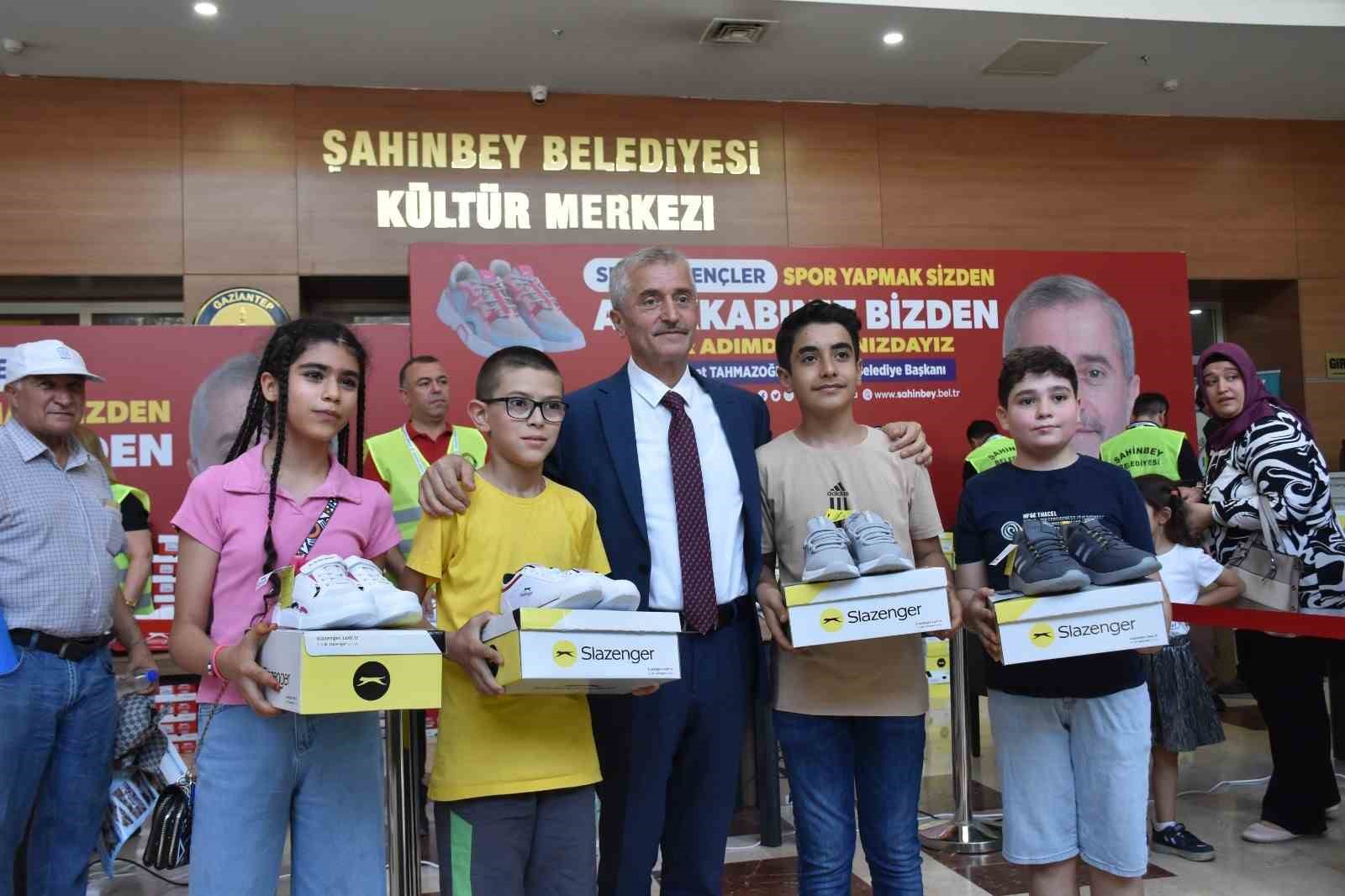 Şahinbey’den öğrencilere karne hediyesi
