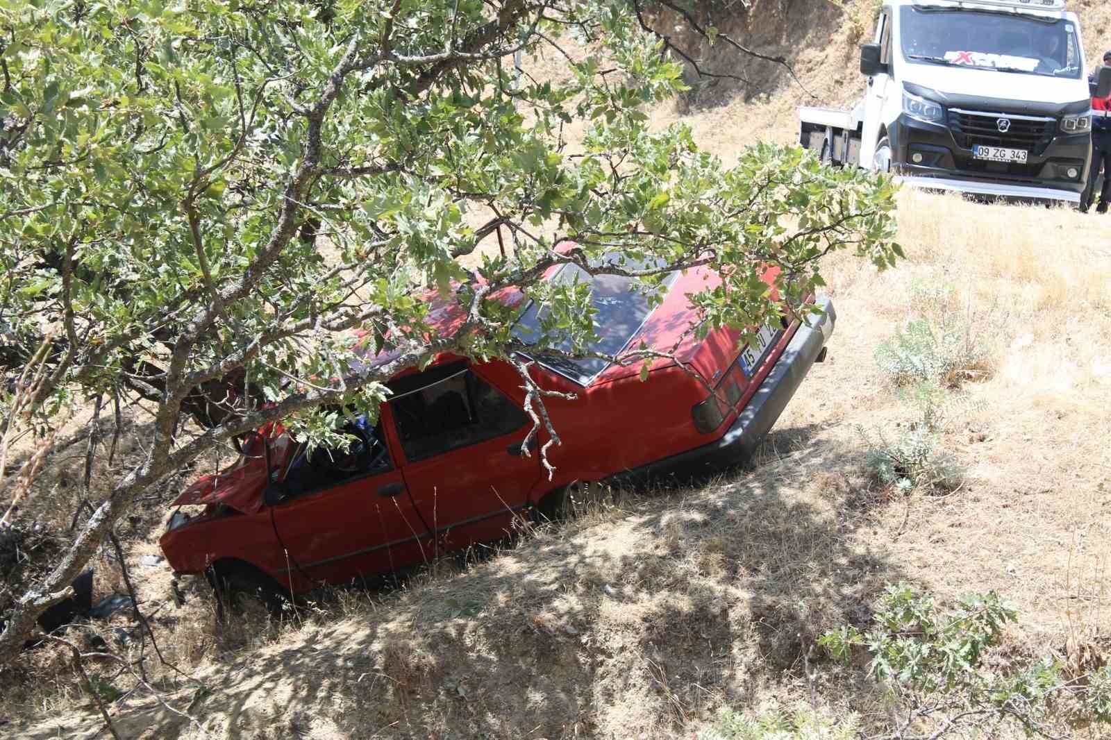 Otomobil yoldan çıkıp ağaca çarptı: 3 yaralı
