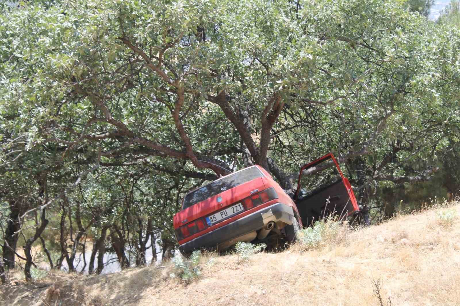 Otomobil yoldan çıkıp ağaca çarptı: 3 yaralı
