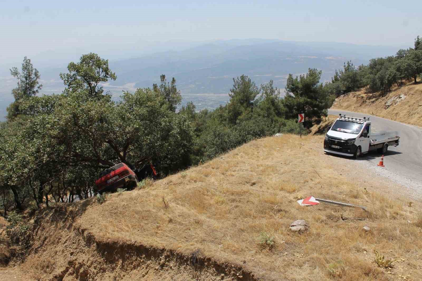 Otomobil yoldan çıkıp ağaca çarptı: 3 yaralı
