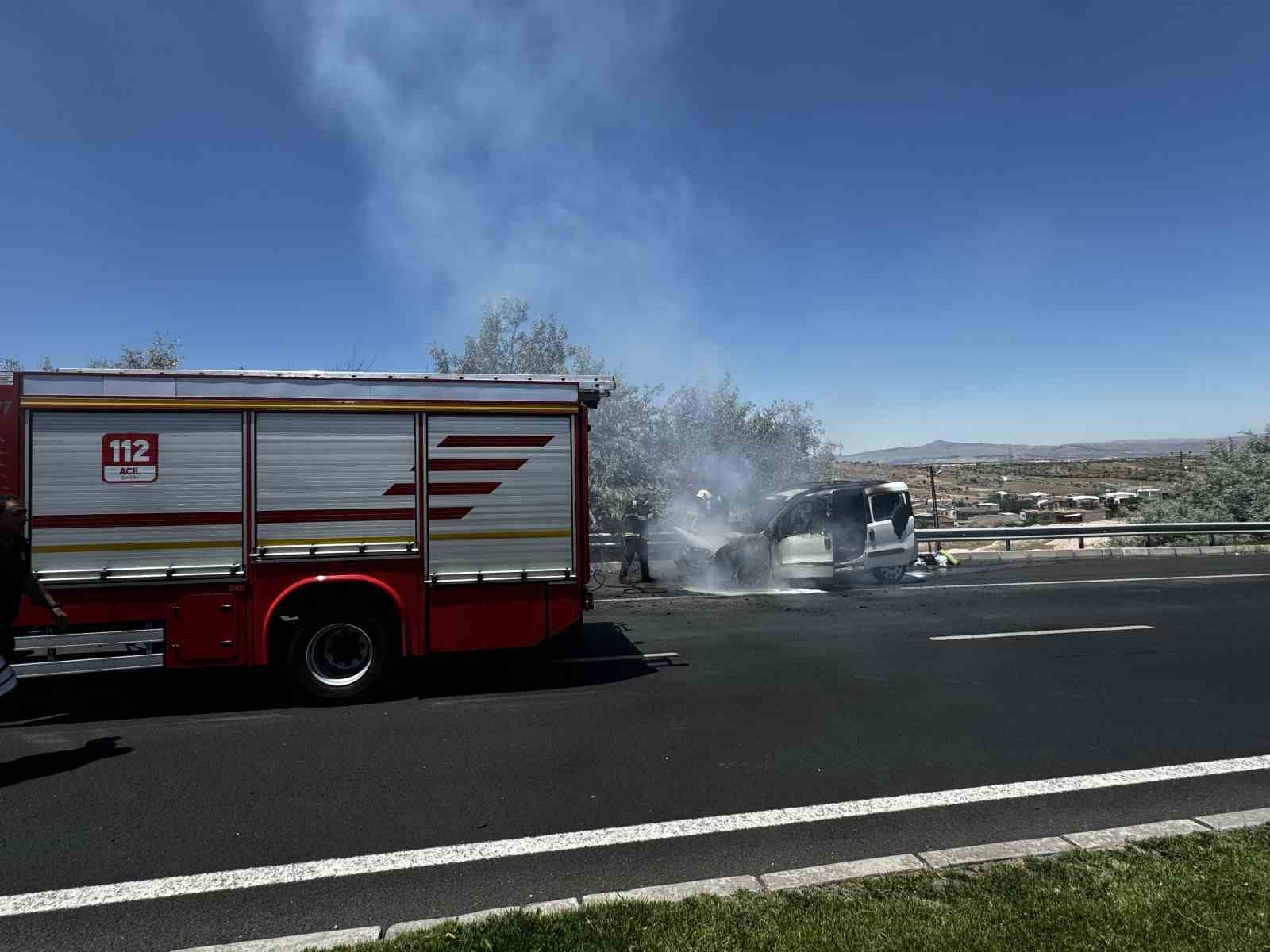 Nevşehir’de seyir halindeki araç alevlere teslim oldu
