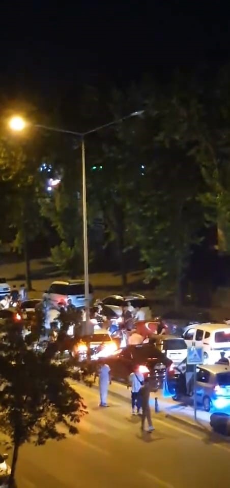 İnegöl’de yolu kapatıp çiftetelli oynadılar
