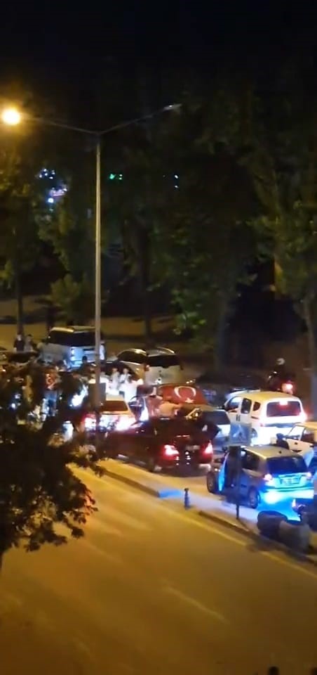 İnegöl’de yolu kapatıp çiftetelli oynadılar
