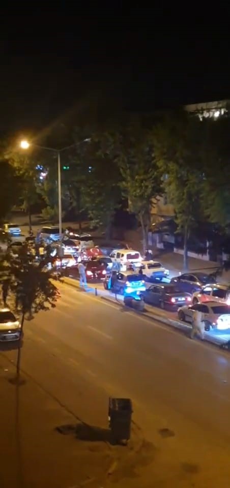 İnegöl’de yolu kapatıp çiftetelli oynadılar
