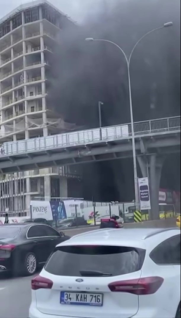 Ataşehir’de inşaattaki malzemeler yandı, çevreyi yoğun duman kapladı
