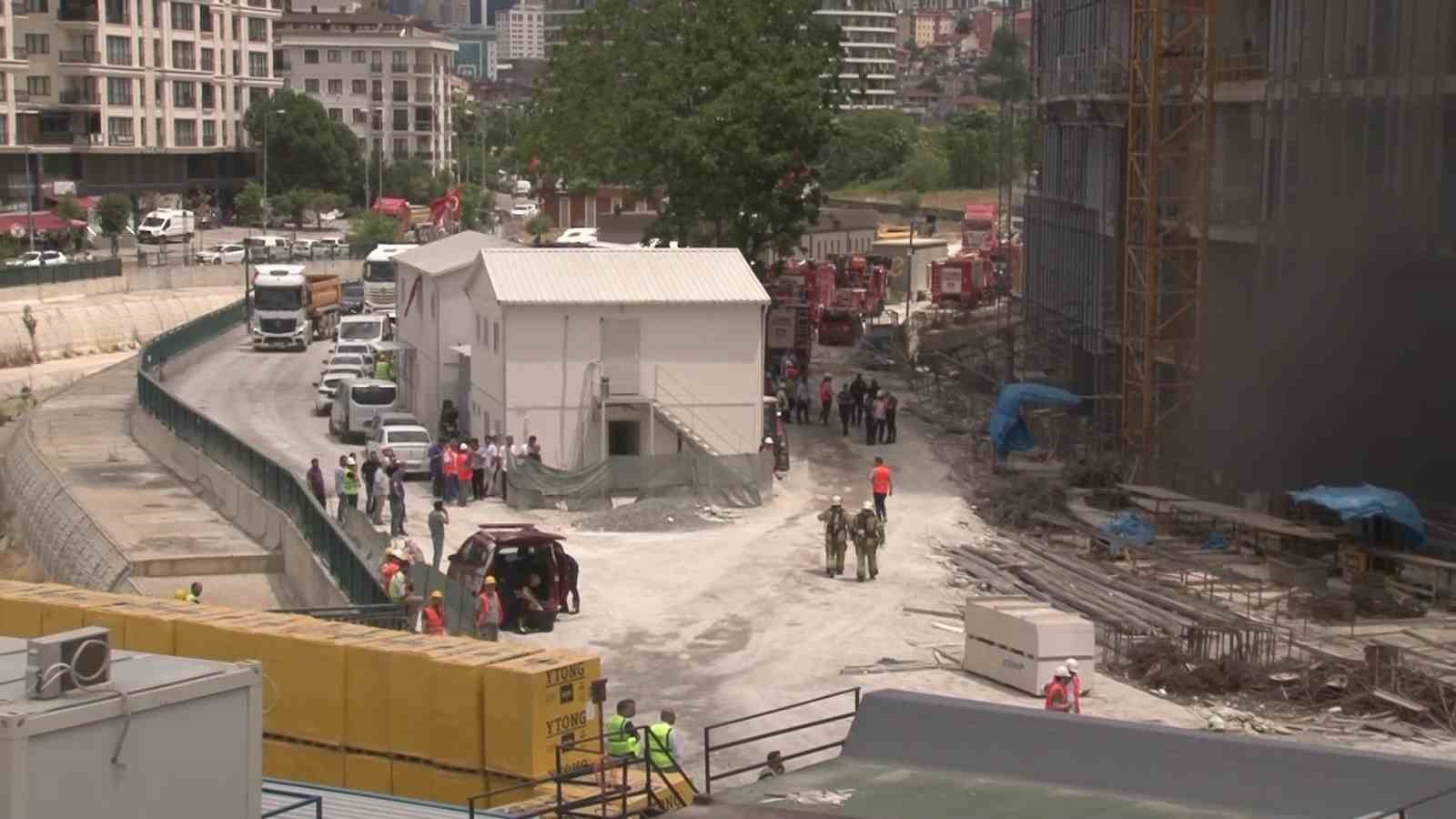 Ataşehir’de inşaattaki malzemeler yandı, çevreyi yoğun duman kapladı
