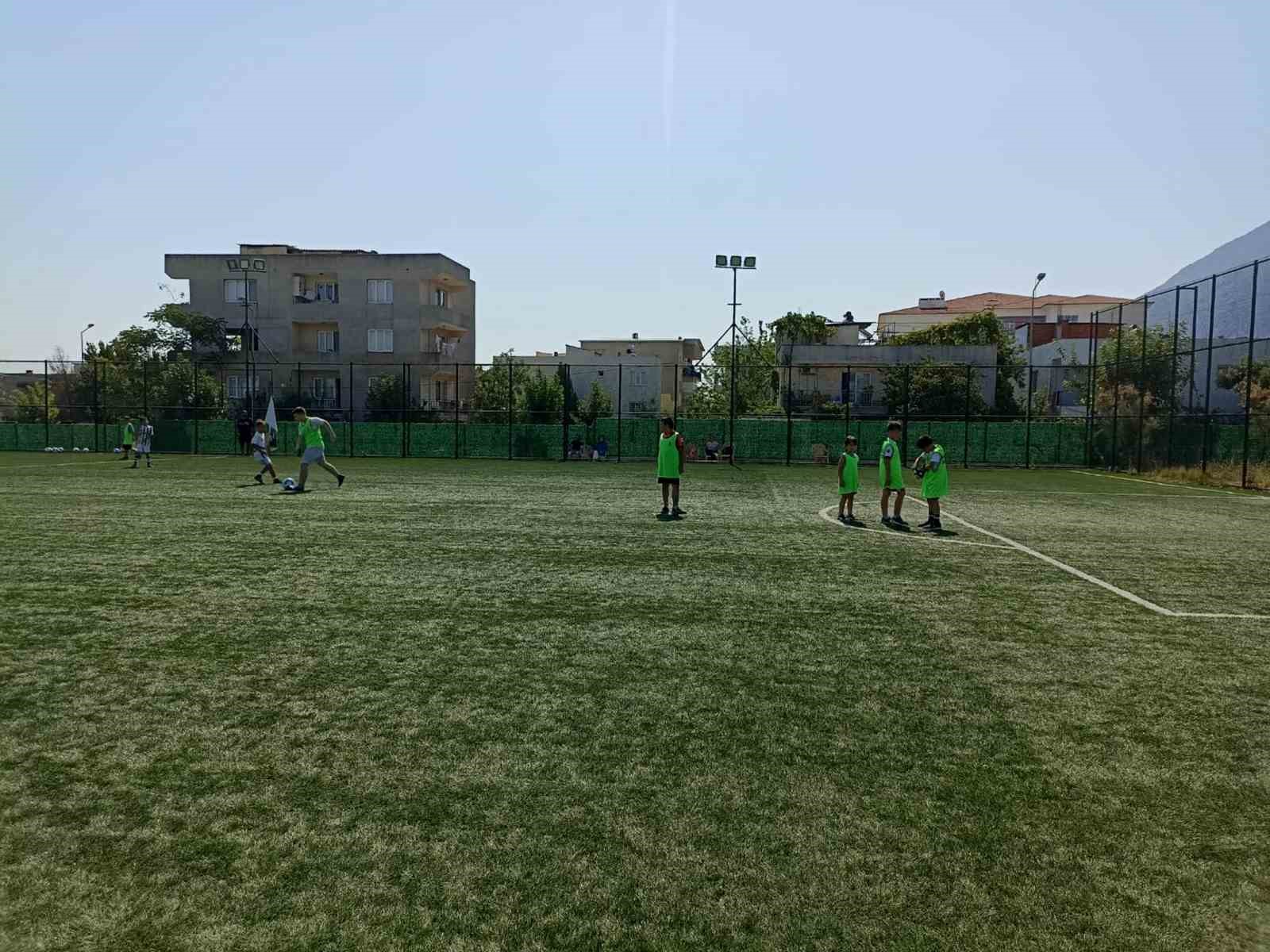 Şehzadeler Belediyesi yaz spor okulları kapsamında futbol kursu başladı
