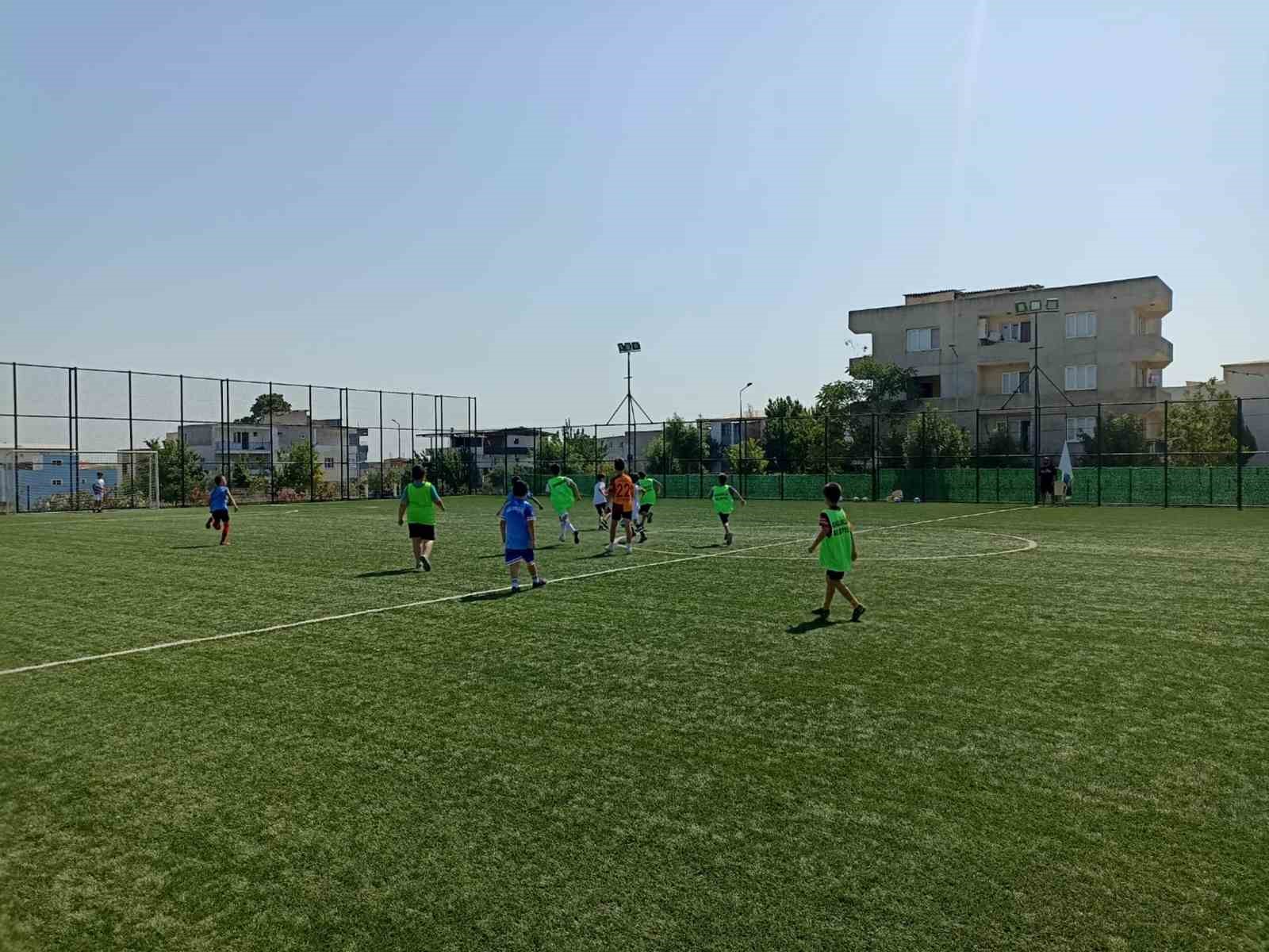 Şehzadeler Belediyesi yaz spor okulları kapsamında futbol kursu başladı
