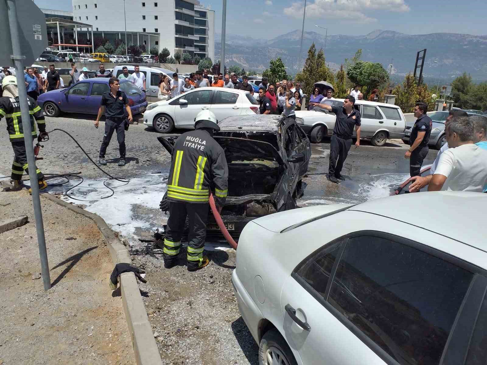 Hastane bahçesindeki araç yangını faciaya yol açmadan söndürüldü
