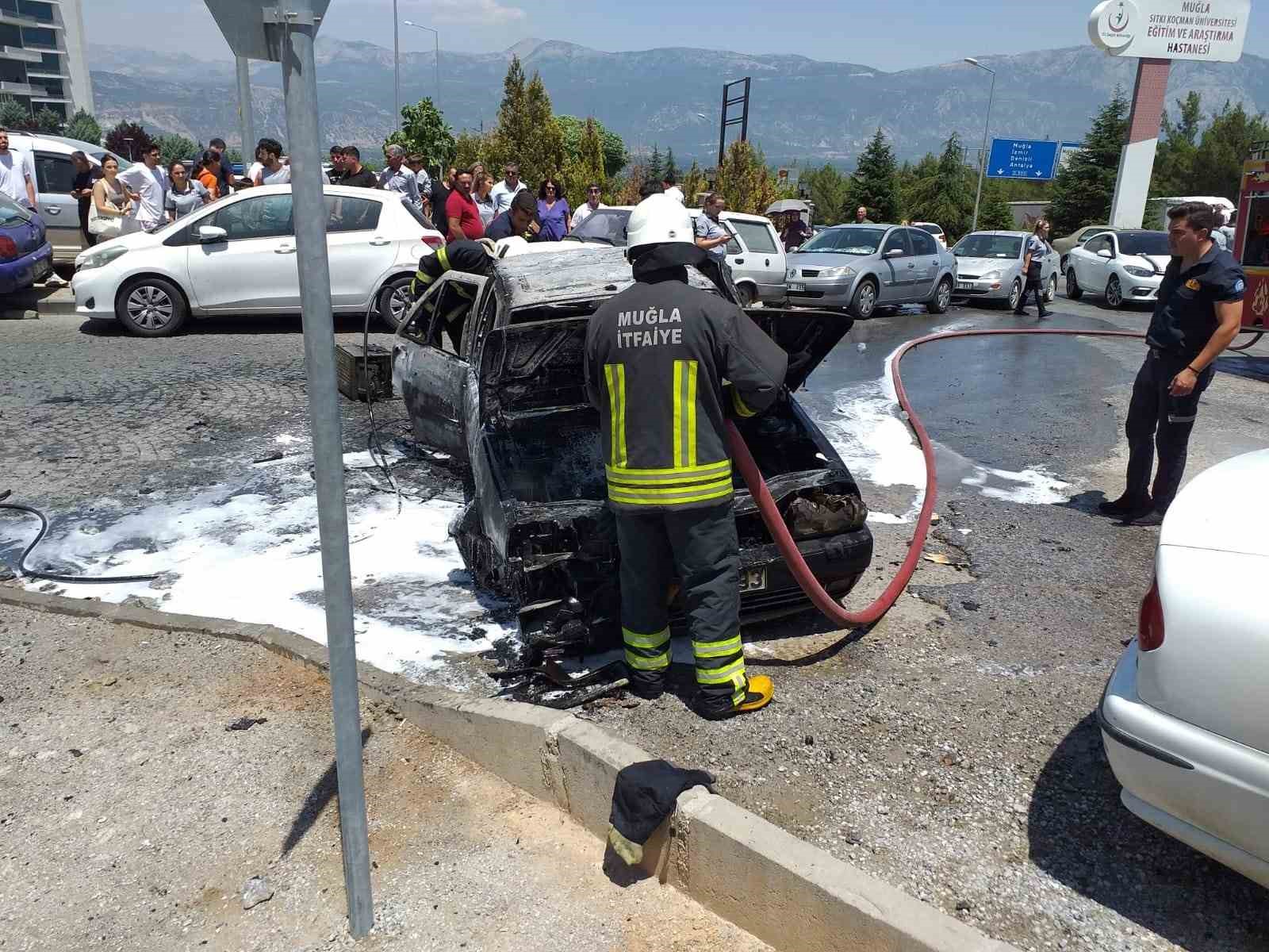 Hastane bahçesindeki araç yangını faciaya yol açmadan söndürüldü
