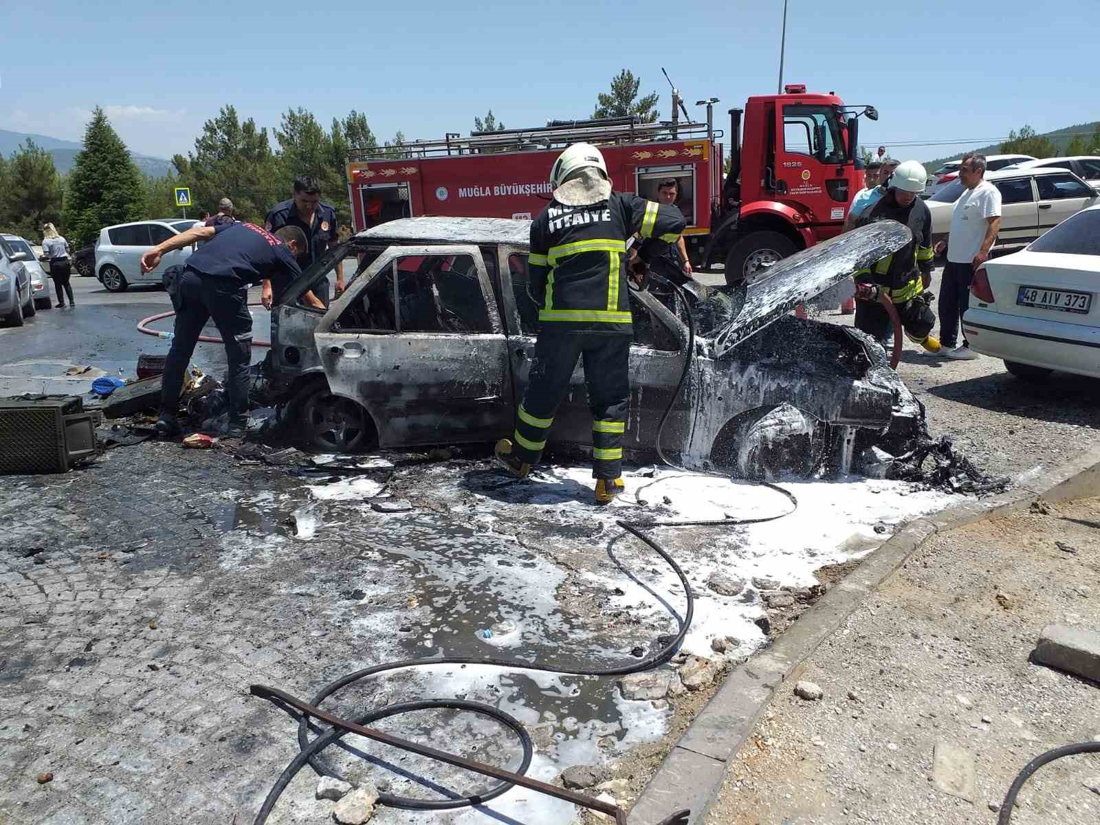 Hastane bahçesindeki araç yangını faciaya yol açmadan söndürüldü
