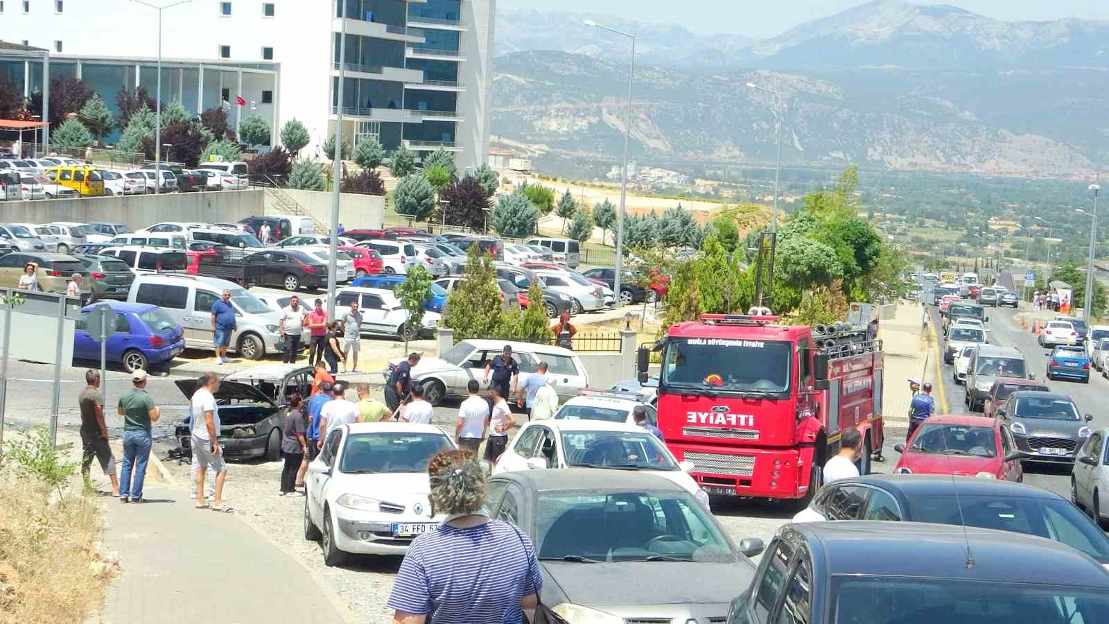 Hastane bahçesindeki araç yangını faciaya yol açmadan söndürüldü
