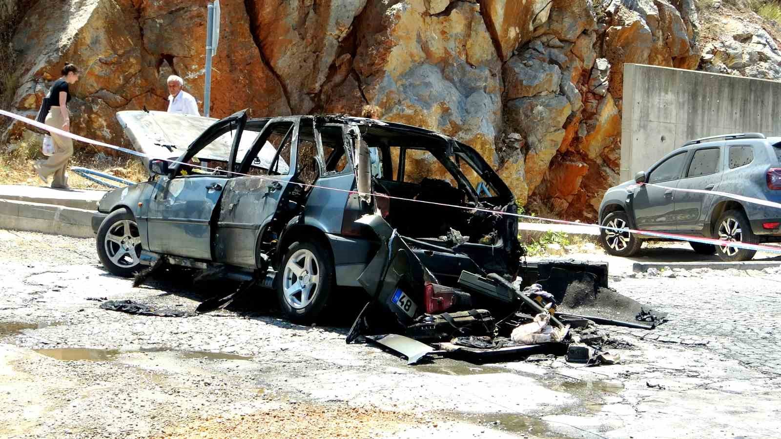 Hastane bahçesindeki araç yangını faciaya yol açmadan söndürüldü
