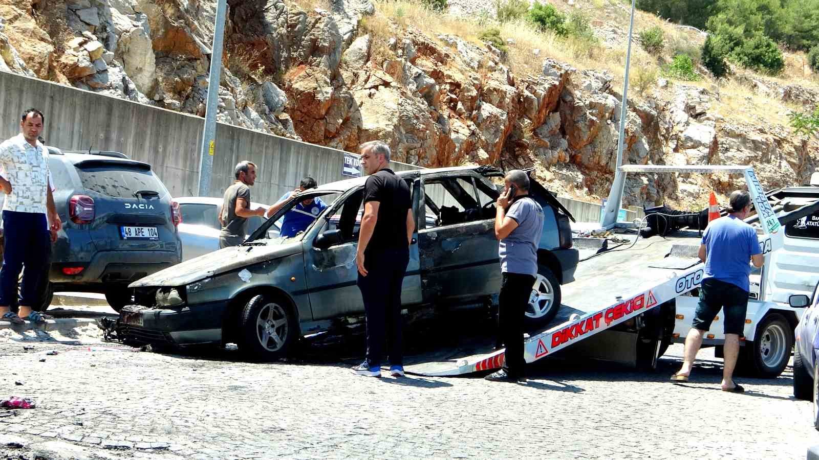 Hastane bahçesindeki araç yangını faciaya yol açmadan söndürüldü
