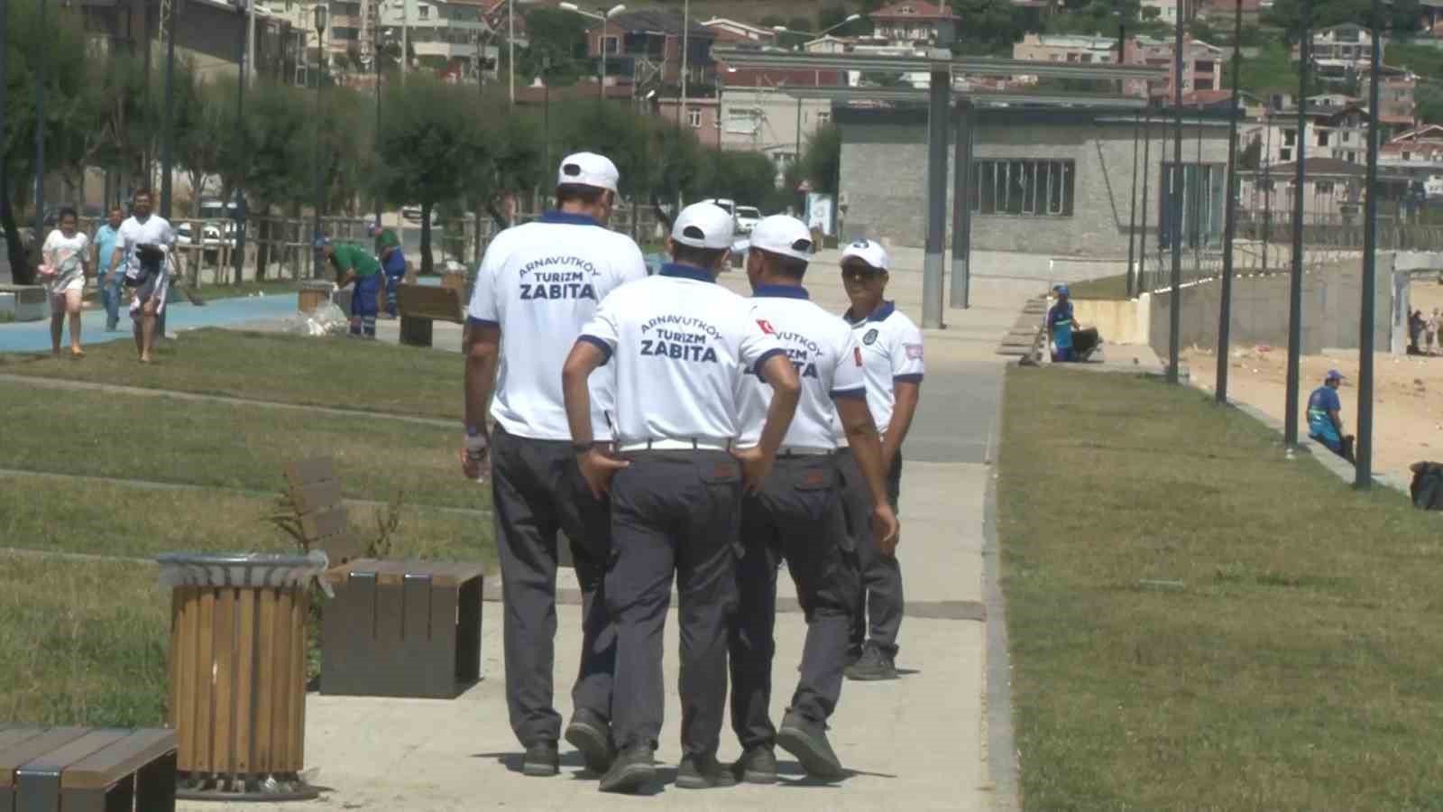 Arnavutköy Belediyesi ekipleri Karaburun Sahili’nde vatandaşları akıntıya karşı uyarıyor
