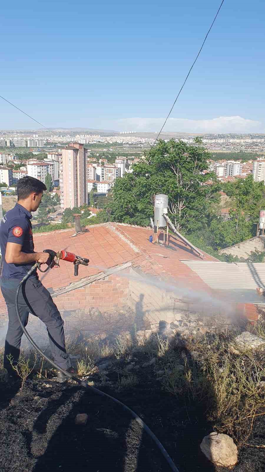 Alevlerin ortasında kalan kaplumbağaya ekiplerden yardım eli
