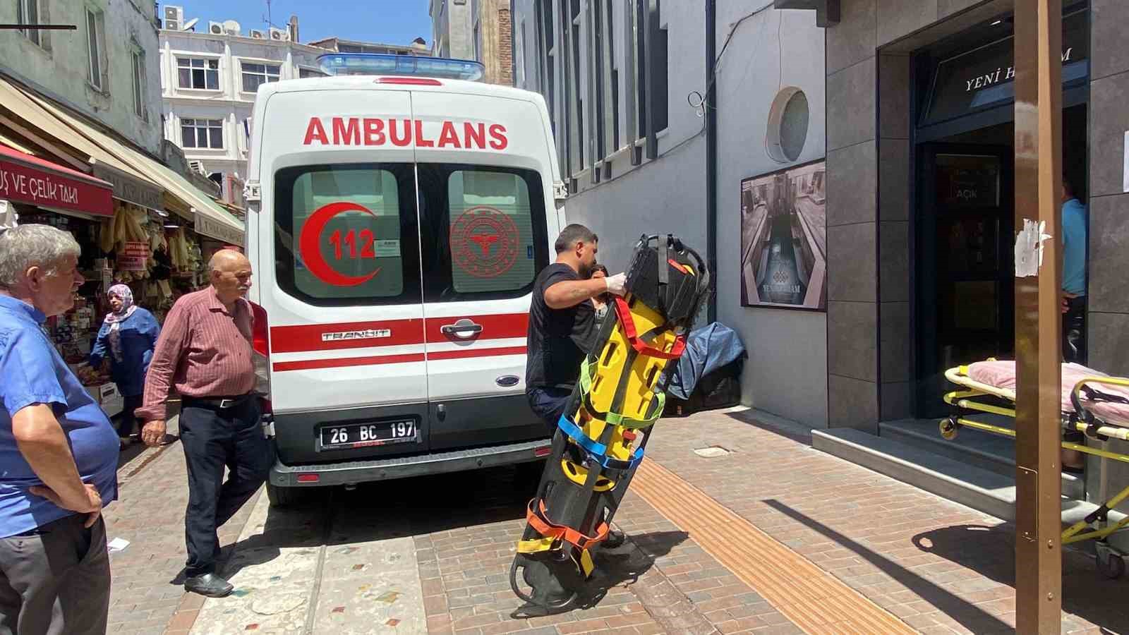 Hamamda düşerek başını çarpan 70 yaşındaki adam ambulansta hayata döndürüldü
