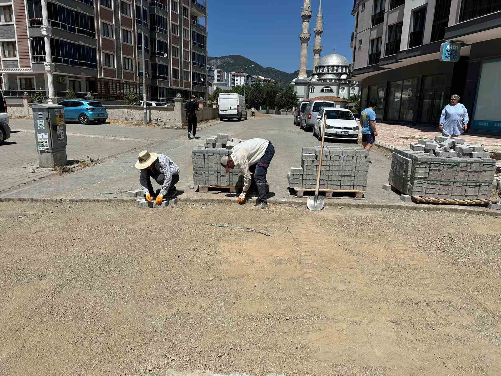 Edremit Belediyesi Kadıköy Mahallesi’nde yolları düzenliyor
