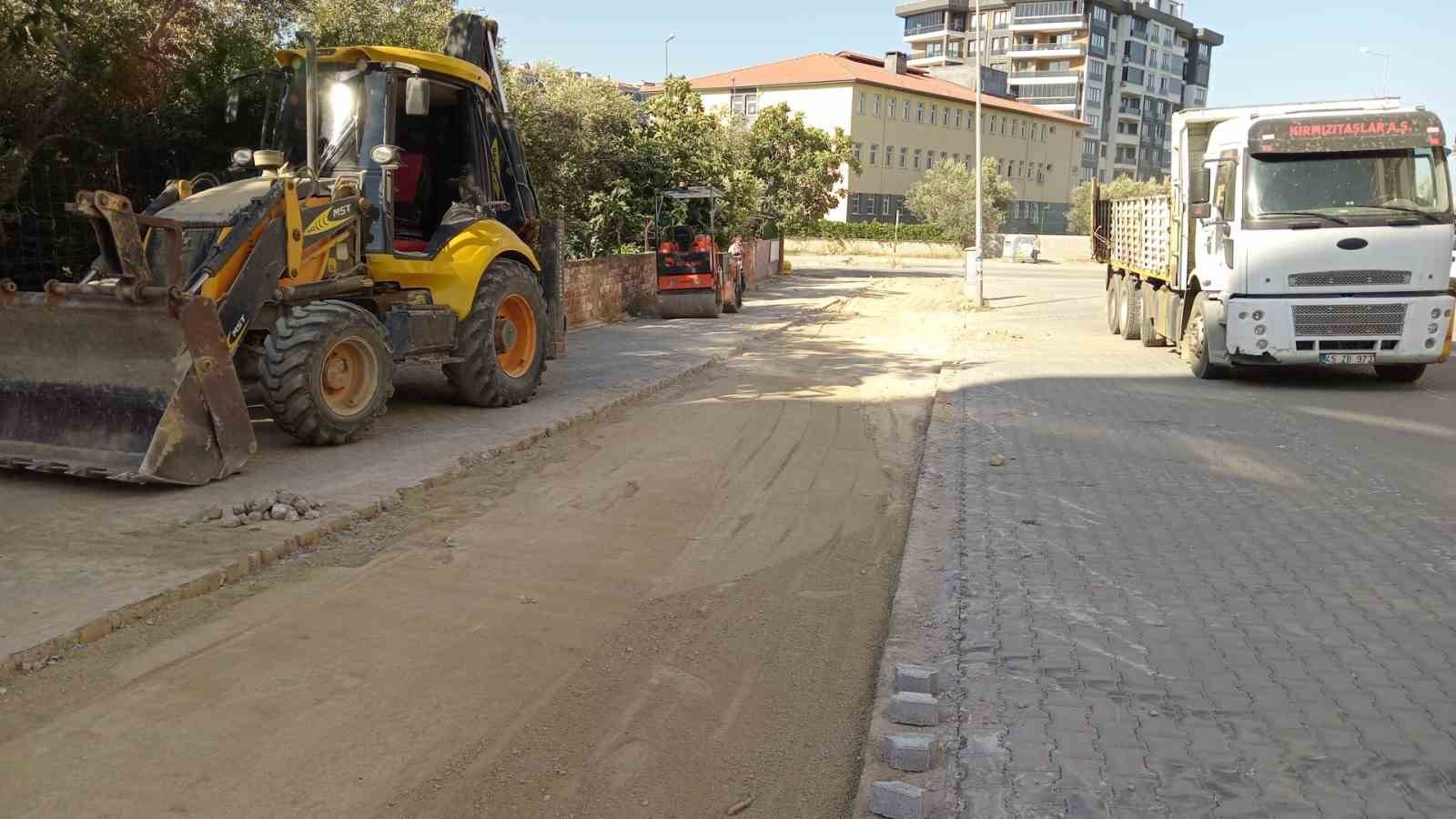 Edremit Belediyesi Kadıköy Mahallesi’nde yolları düzenliyor
