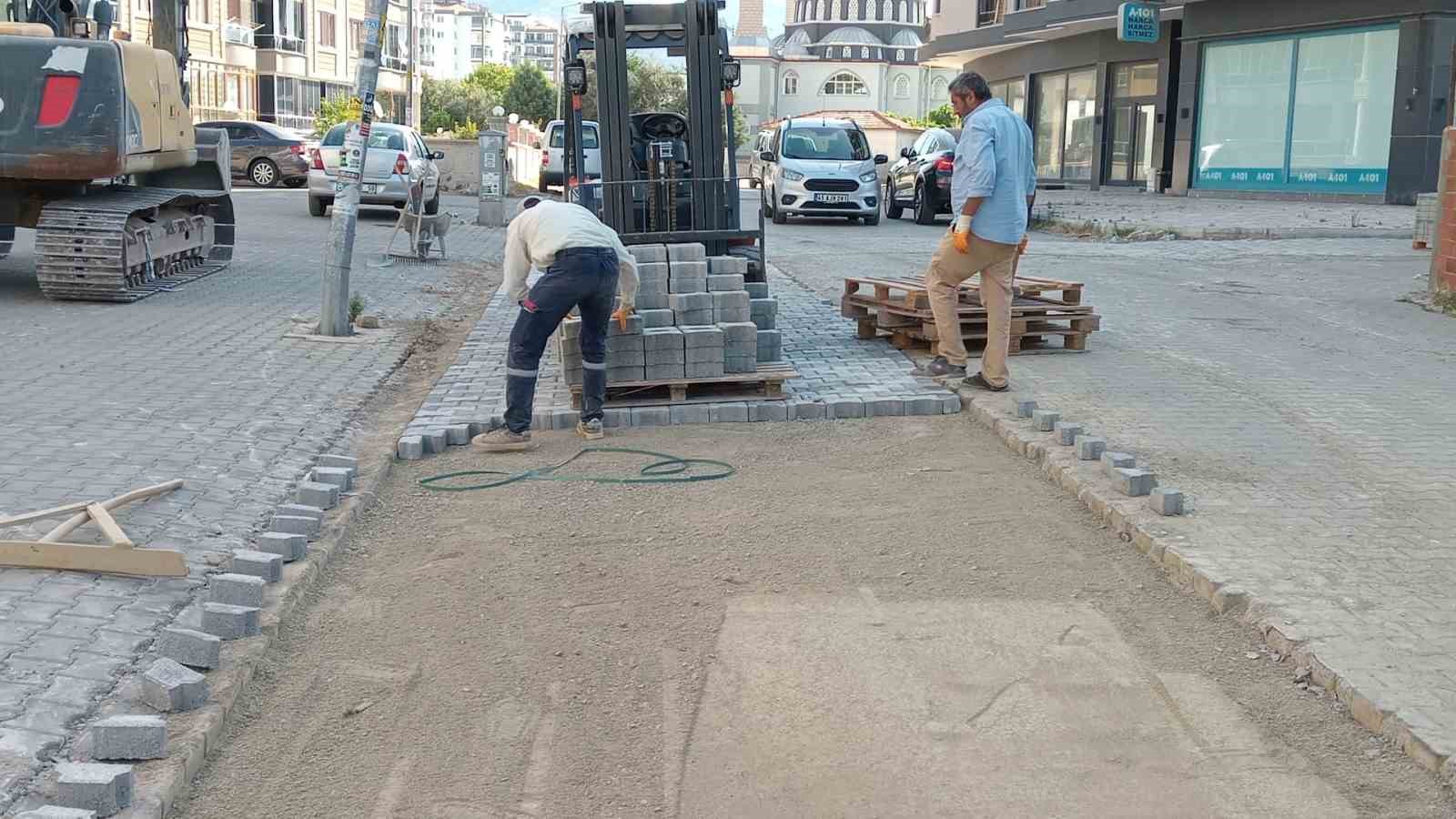 Edremit Belediyesi Kadıköy Mahallesi’nde yolları düzenliyor
