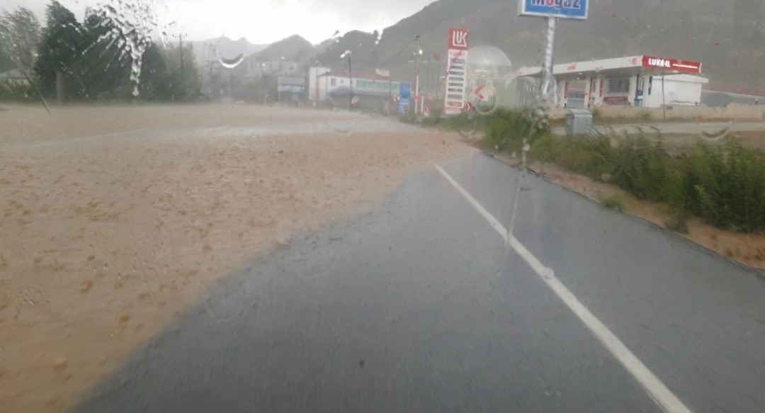 Başkale’de kuvvetli sağanak ve dolu sonrası yollar göle döndü
