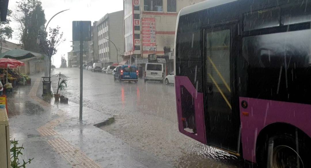 Başkale’de kuvvetli sağanak ve dolu sonrası yollar göle döndü
