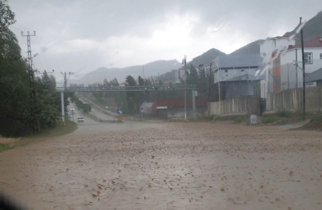 Başkale’de kuvvetli sağanak ve dolu sonrası yollar göle döndü
