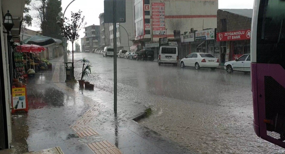 Başkale’de kuvvetli sağanak ve dolu sonrası yollar göle döndü
