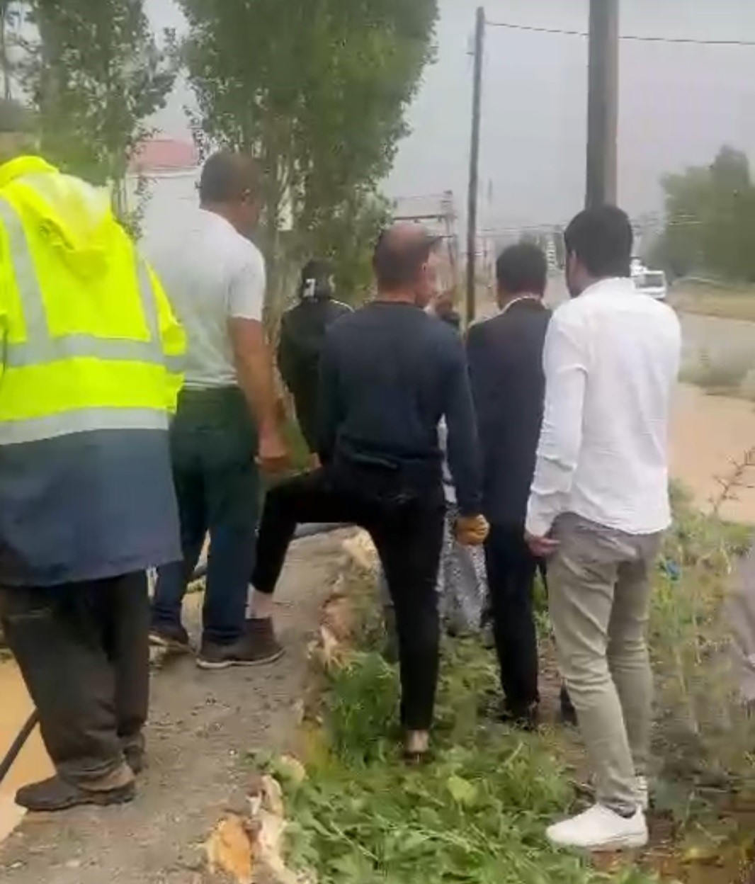 Başkale’de kuvvetli sağanak ve dolu sonrası yollar göle döndü
