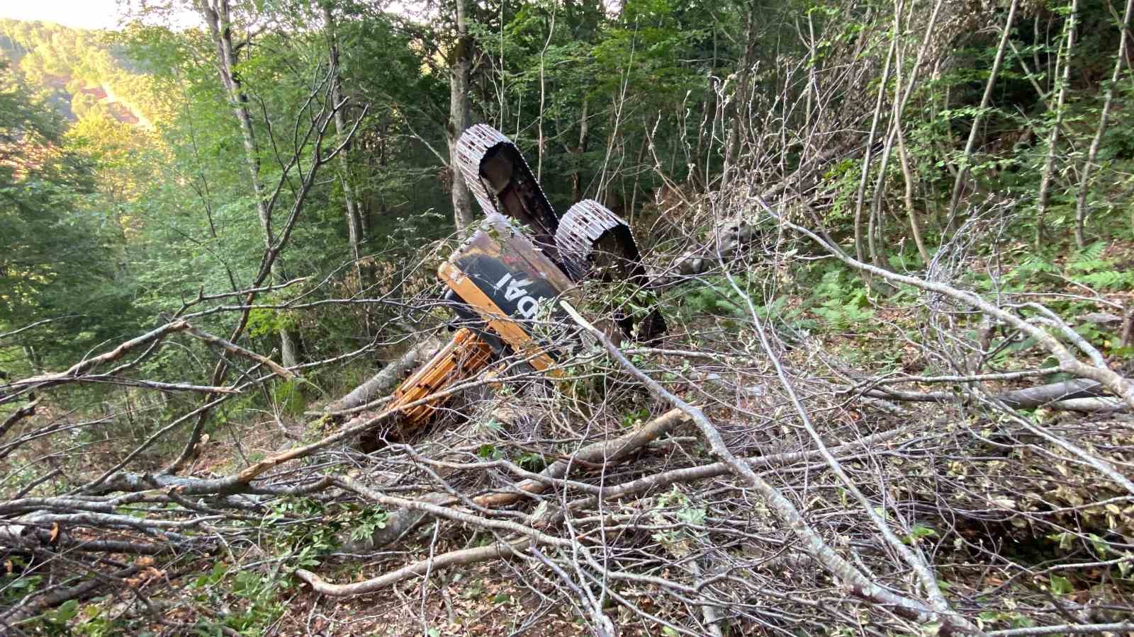 İş makinesi yol açma çalışmasında dik yamaçtan uçtu, operatör altında kaldı
