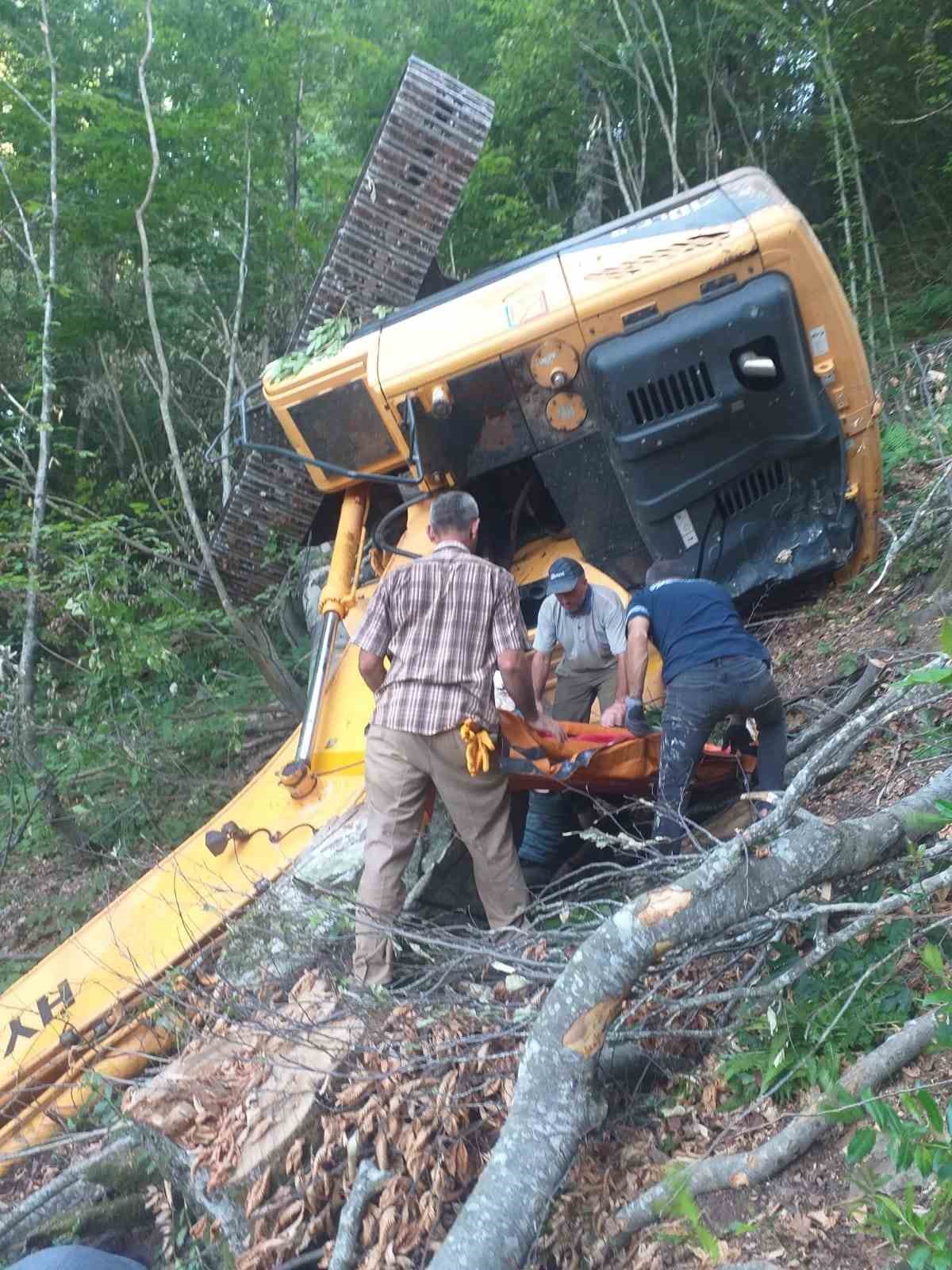 İş makinesi yol açma çalışmasında dik yamaçtan uçtu, operatör altında kaldı
