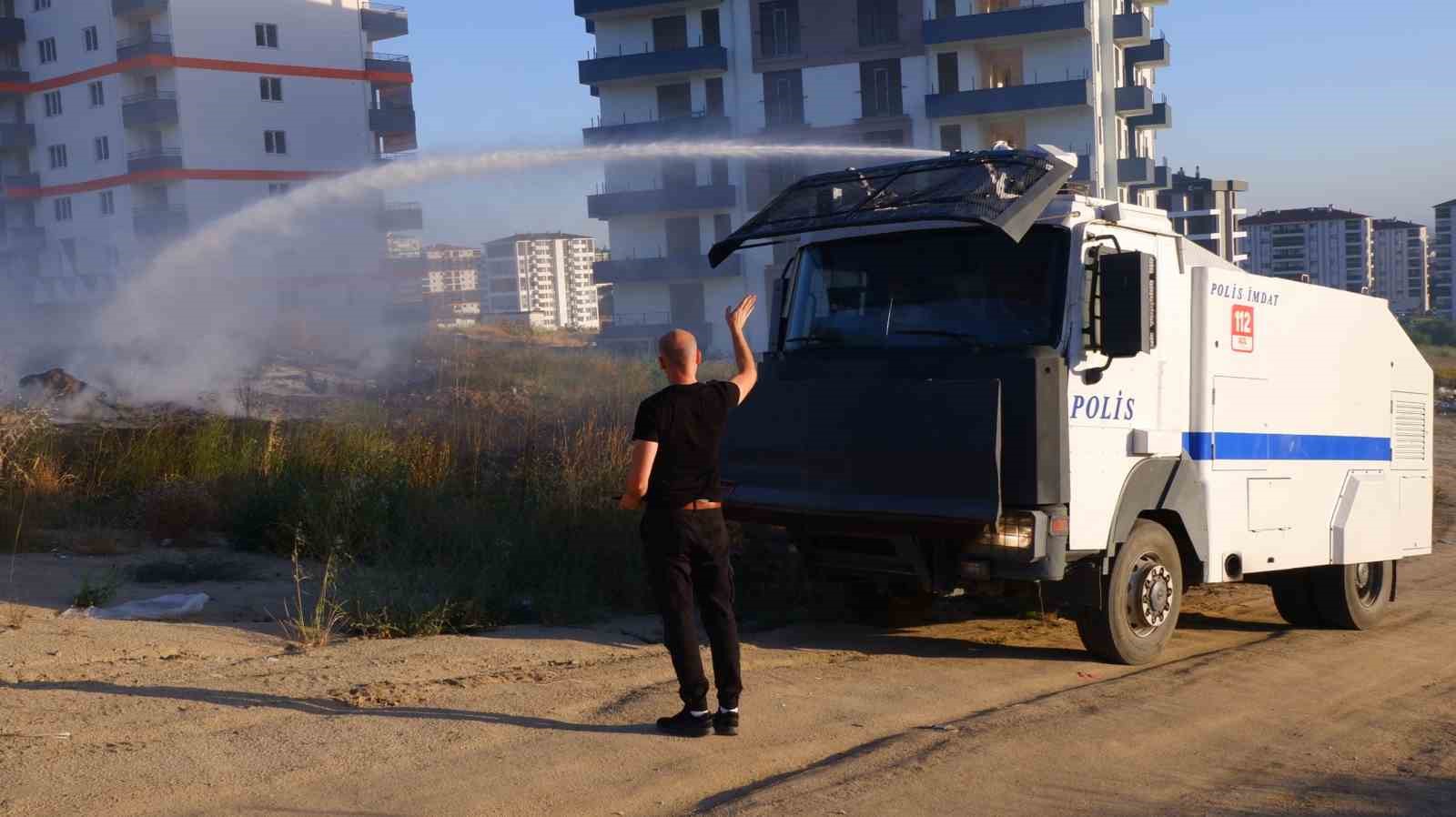 Polis TOMA ile yangına müdahale etti
