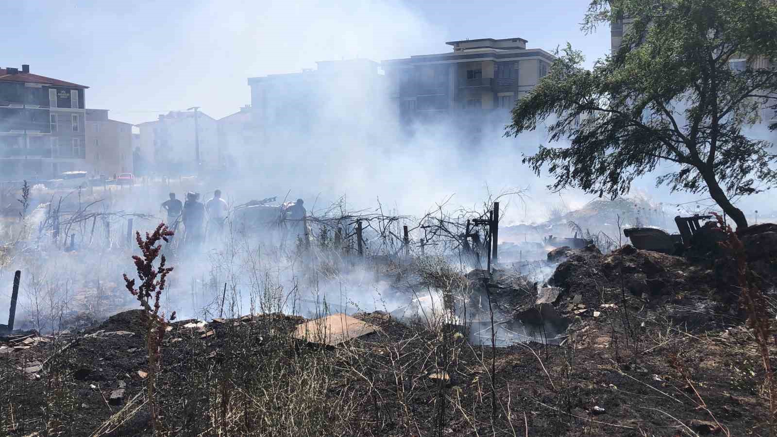 Tekirdağ’da mahalle arasındaki arazi yangını korkuttu: 50 güvercin son anda kurtarıldı
