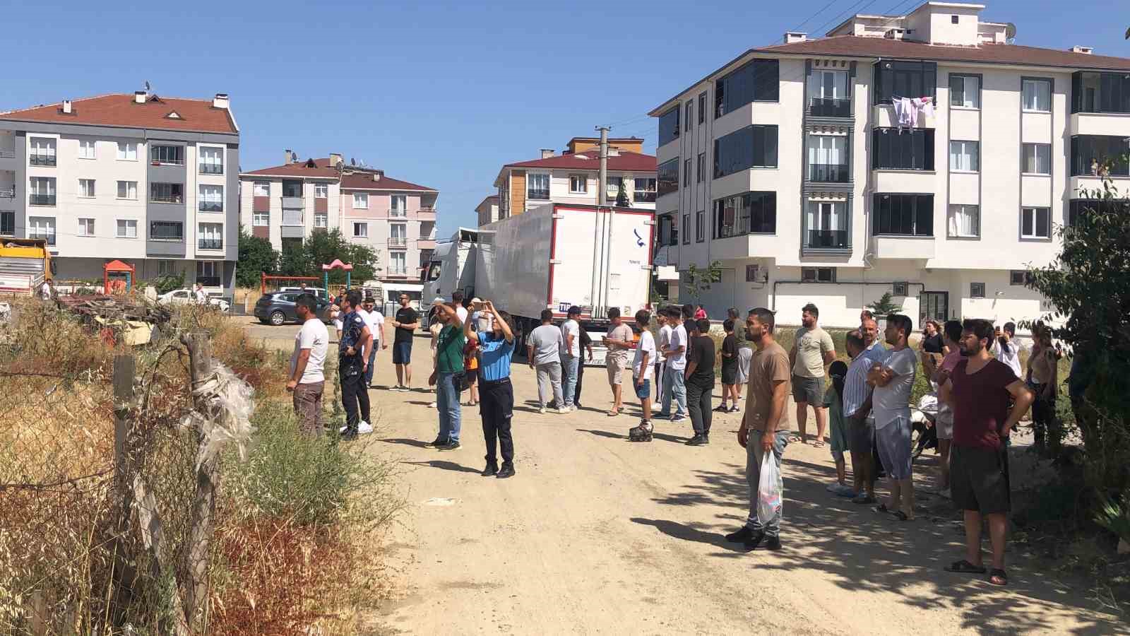 Tekirdağ’da mahalle arasındaki arazi yangını korkuttu: 50 güvercin son anda kurtarıldı
