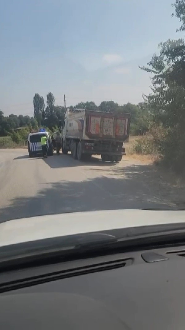 (Özel) Ceza puanı dolan hafriyat kamyon şoförünün polisten ölümüne kaçışı kamerada
