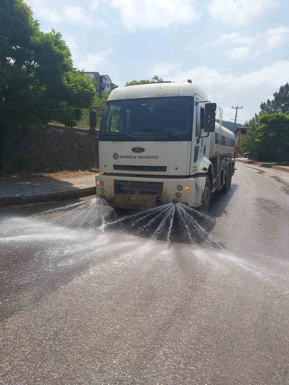 Başiskele’de işlek caddeler su tankerleriyle yıkanıyor
