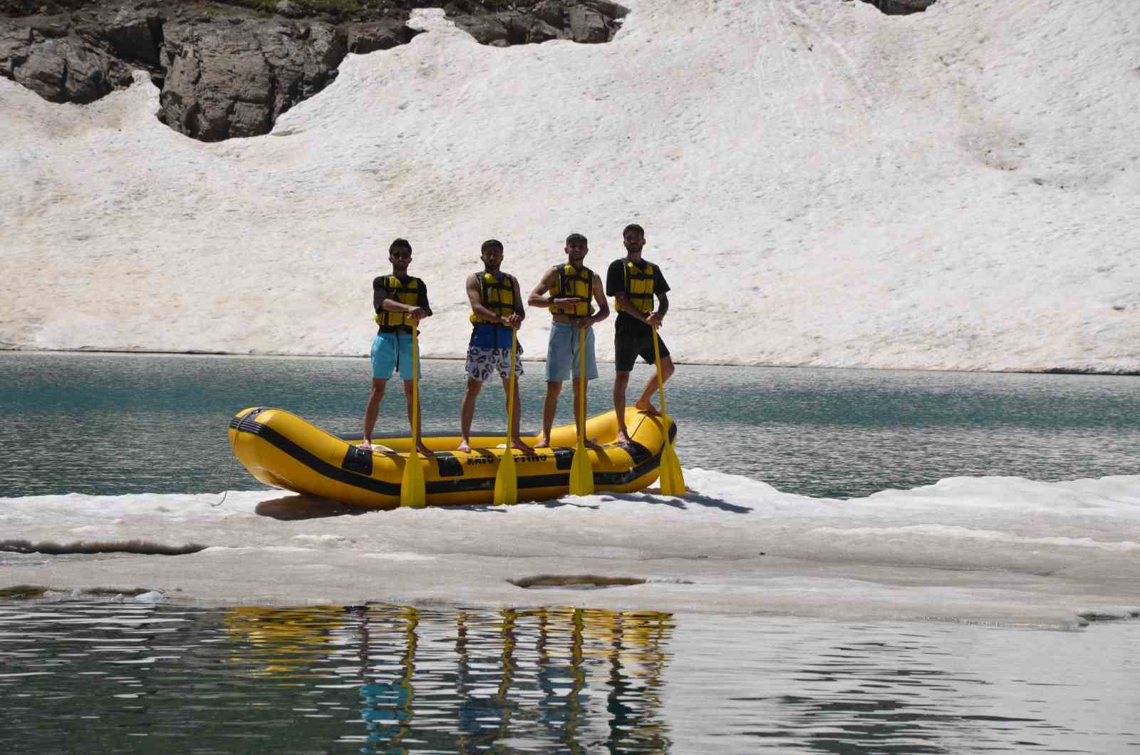 Beytüşşebap’ta karda rafting antrenmanı
