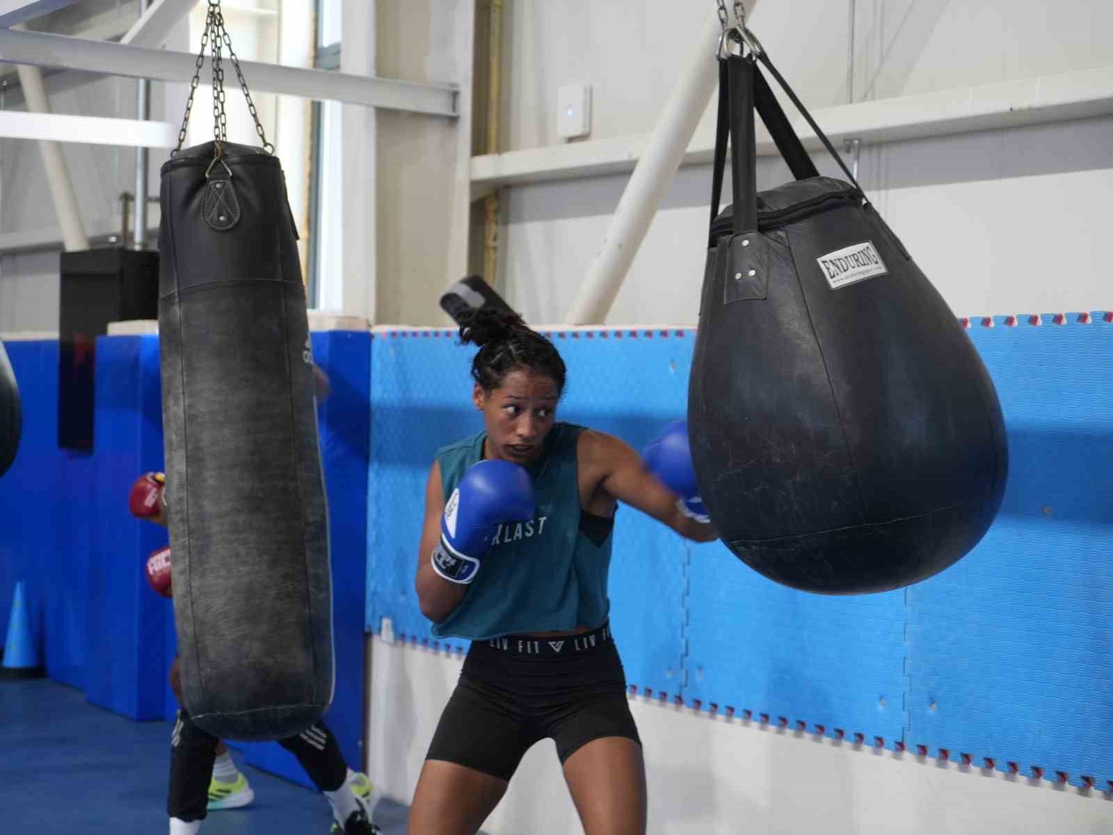 Kadın Boks Milli Takımı, olimpiyatlara yabancı ülkelerle hazırlanıyor
