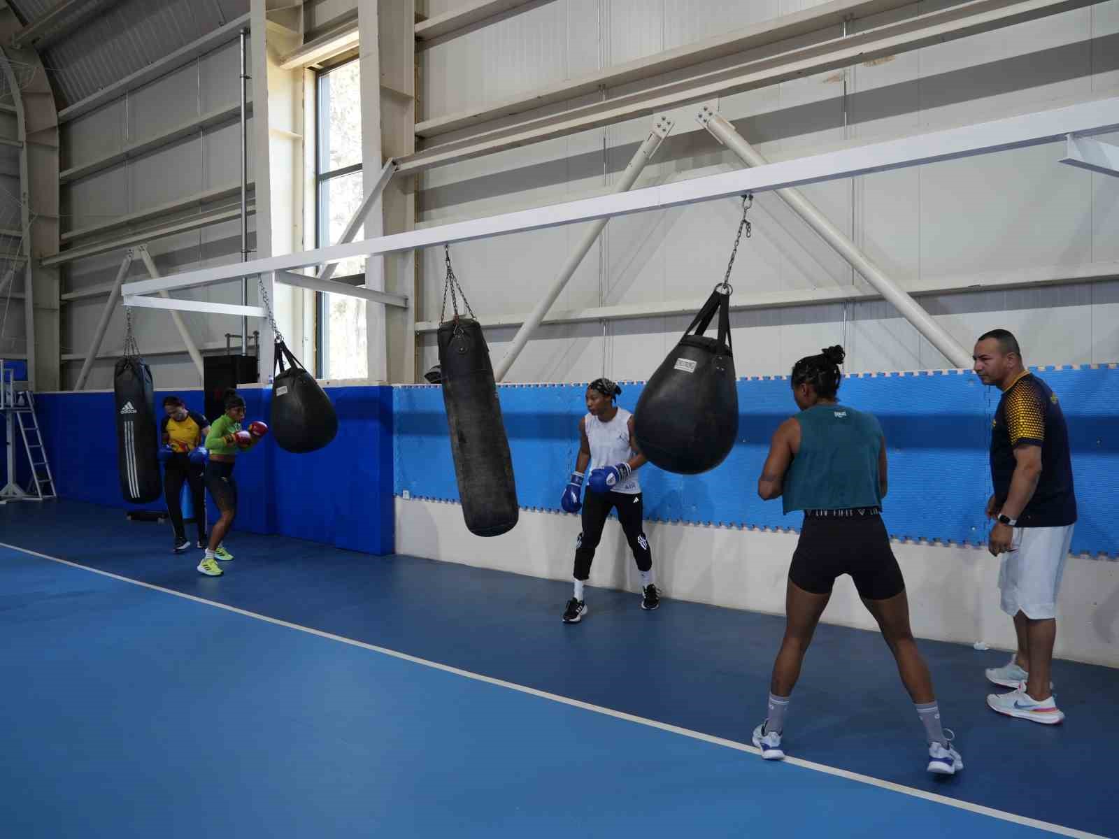 Kadın Boks Milli Takımı, olimpiyatlara yabancı ülkelerle hazırlanıyor
