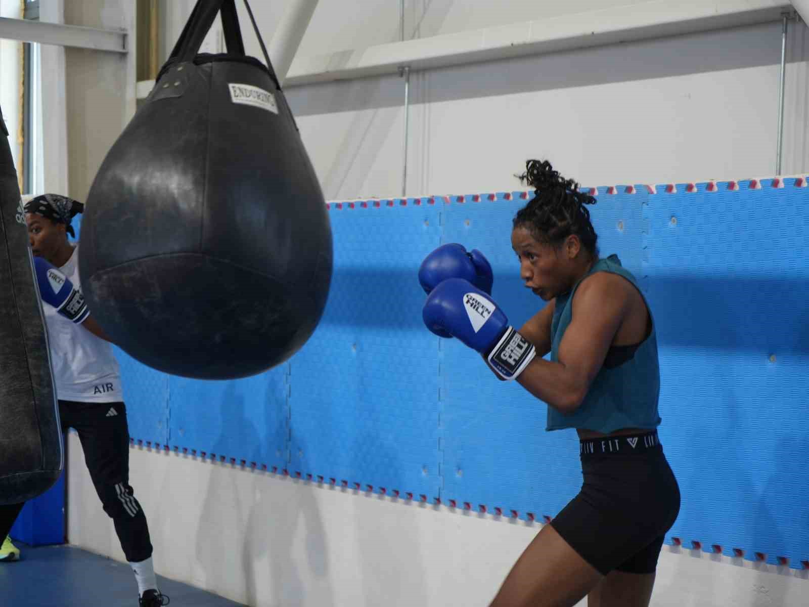 Kadın Boks Milli Takımı, olimpiyatlara yabancı ülkelerle hazırlanıyor
