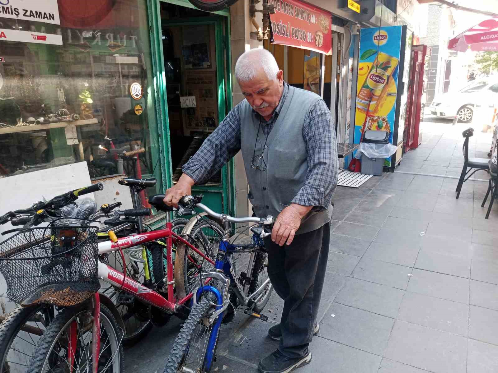 Emekli bisiklet sevdalısı ’Eskişehirliler en çok neden bisiklete biniyor’ sorusunu araştırdı
