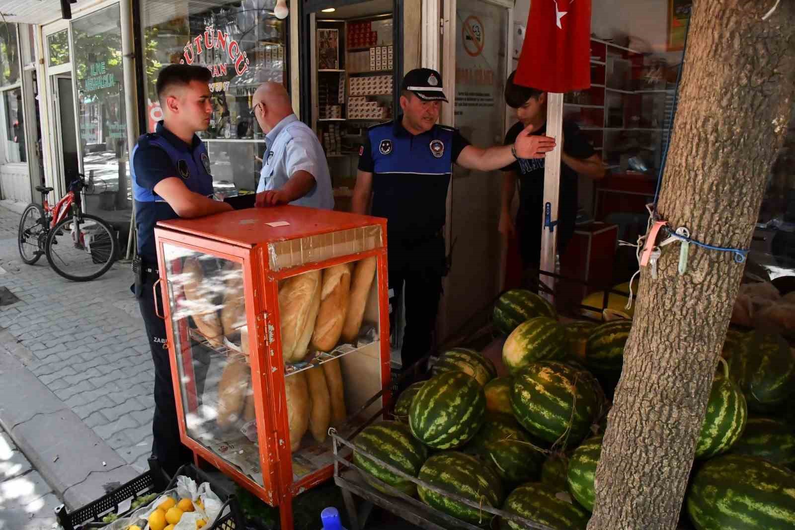 Emet Belediye zabıtasından kaldırım işgaline yönelik denetim
