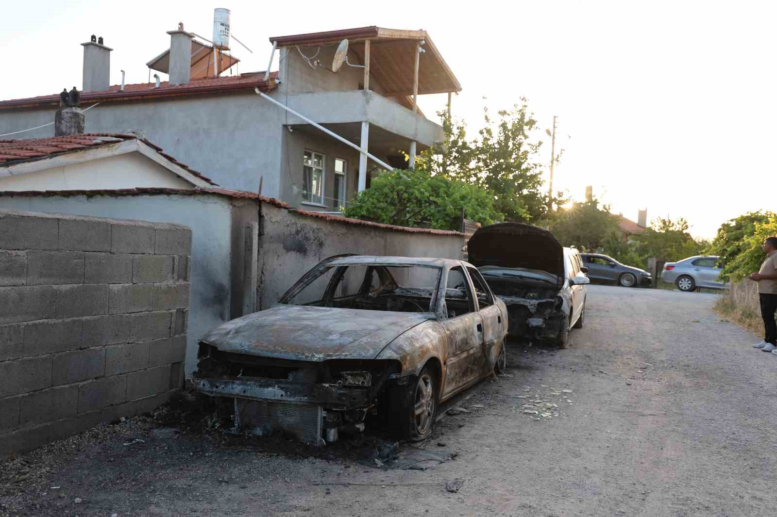 Evin önündeki iki aracı ateşe verdiler
