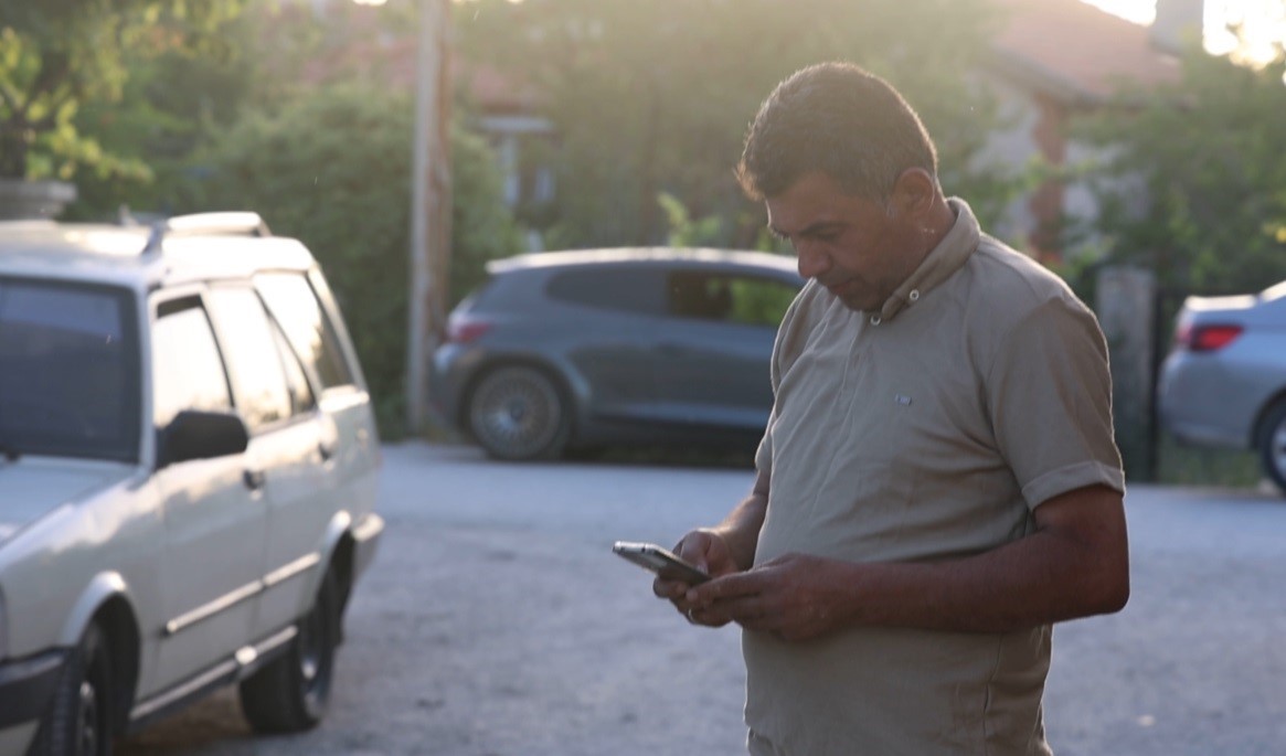 Evin önündeki iki aracı ateşe verdiler
