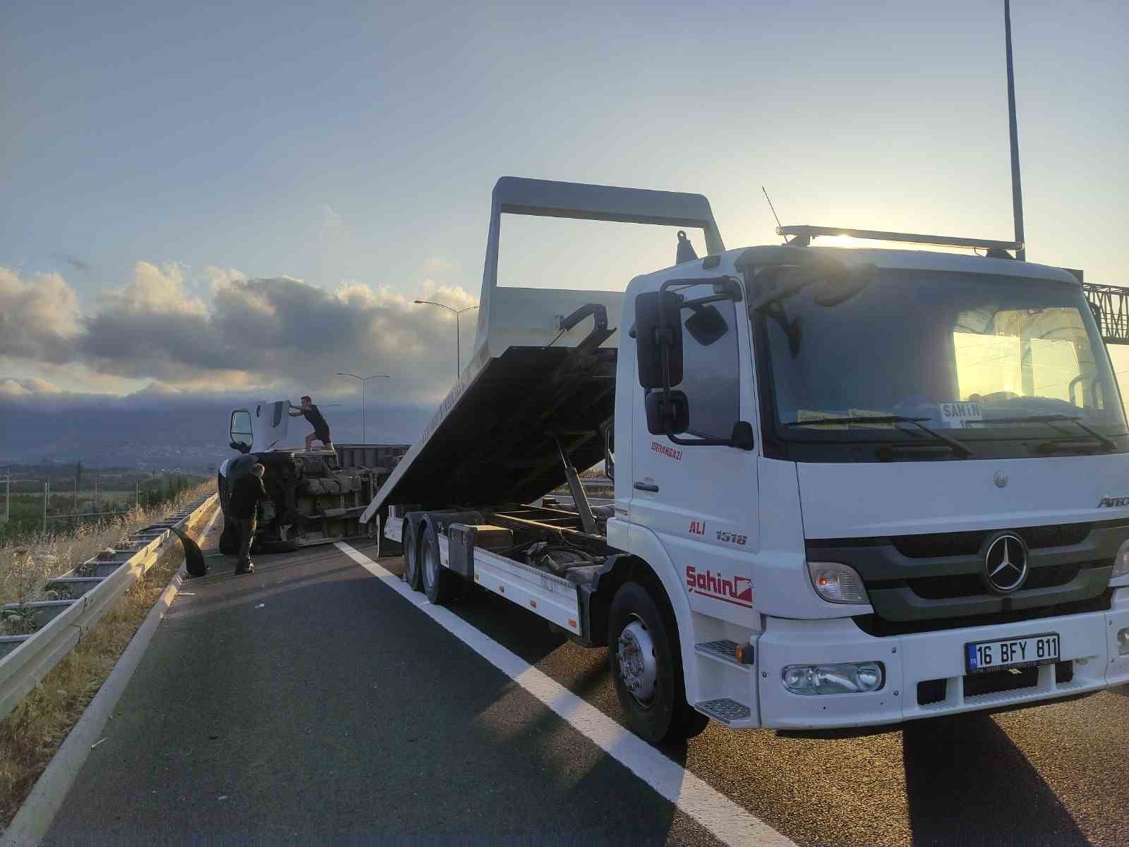 Lastiği patlayan kamyonet yola devrildi
